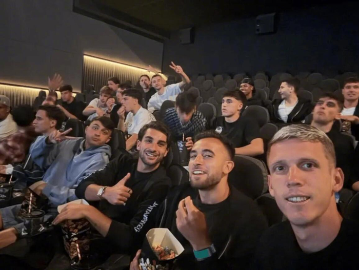 壹号娱乐官网-巴萨球员电影院观看皇马比赛，期待提前夺冠|奥尔莫|巴塞罗那|皇家马德里|罗梅罗-戈麦斯|西班牙人_新浪体育_新浪新闻